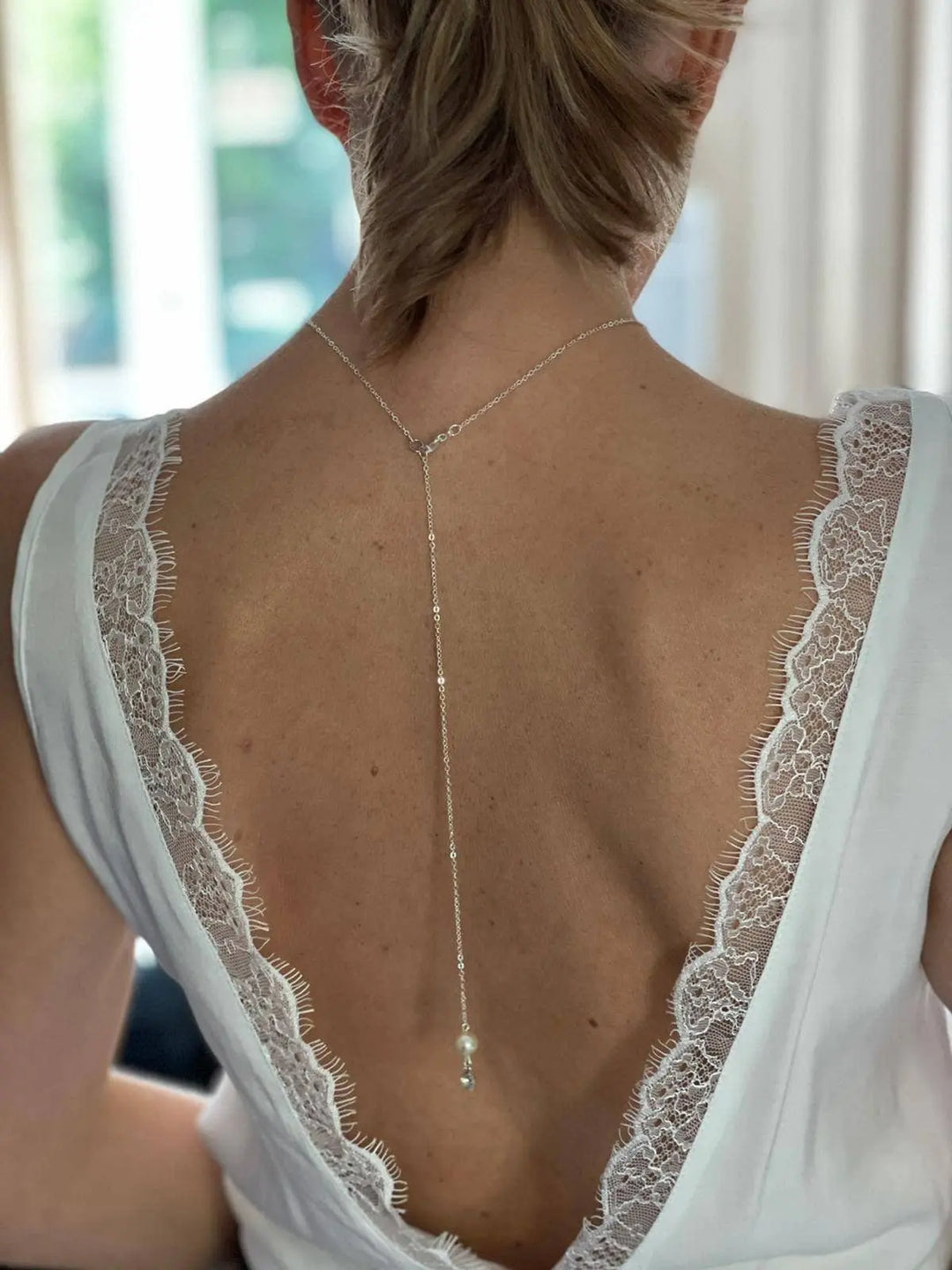 Bijou de dos nu, collier robe dos ouvert,chaîne argentée: Argenté/nacré Ivoire / Collier de dos L'atelier du 6