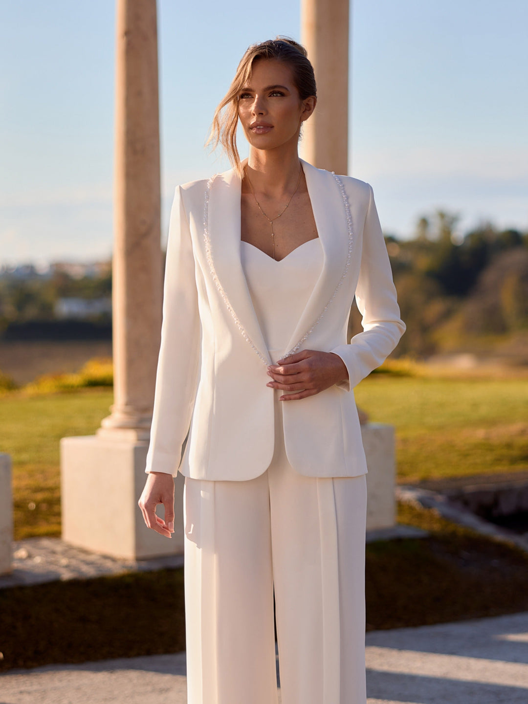 Blazer de mariée E526 en crêpe stretch ivoire à col bordé de perles, Bianco Evento