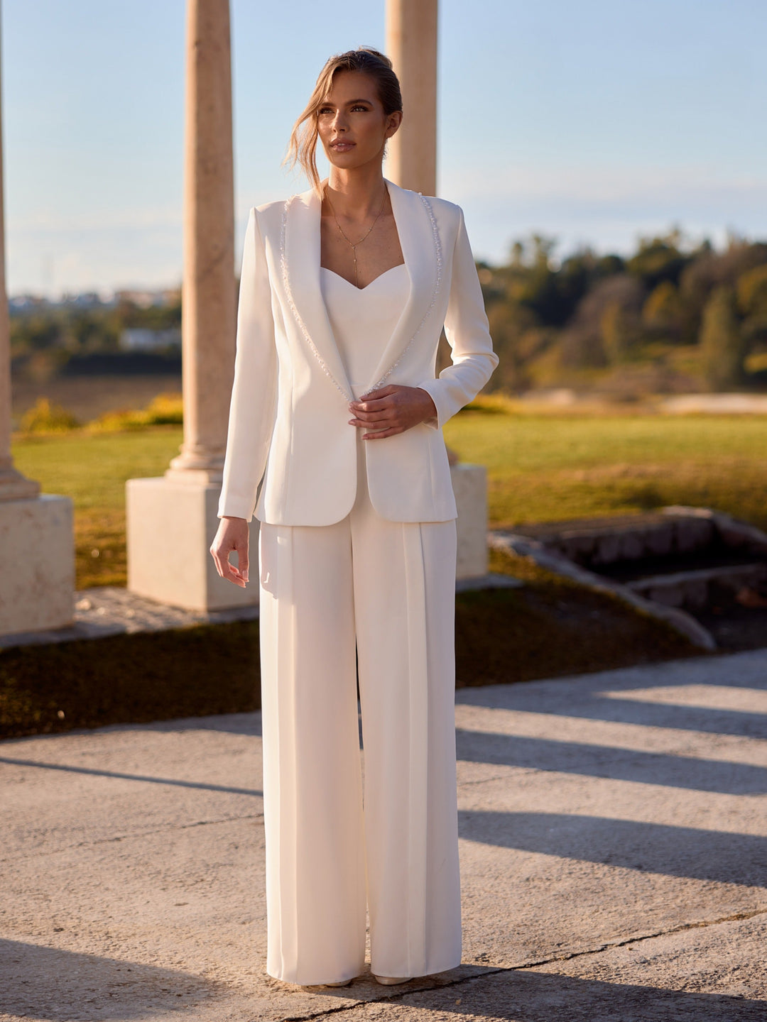 Blazer de mariée E526 porté sur une tenue de mariage civil