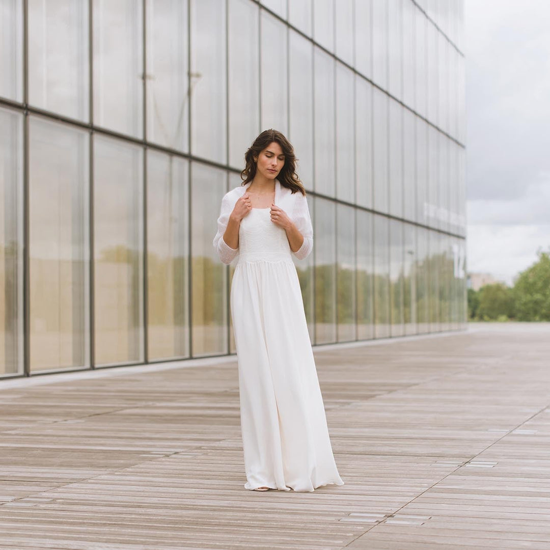Boléro de mariée Classique en mohair et soie Nodi Atelier porté sur une robe bustier