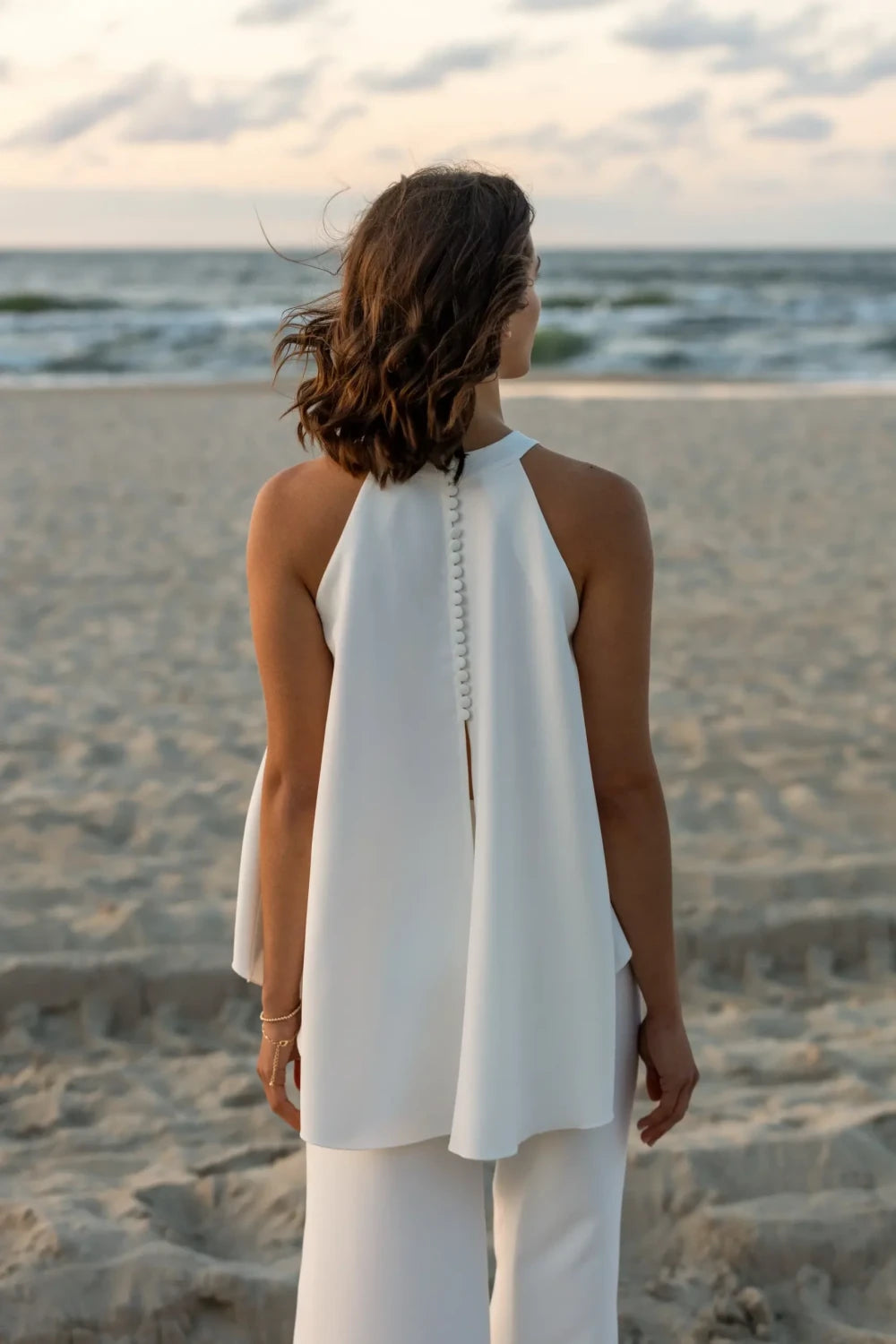 Boléro de mariée Edith B90 crêpe cape attachée au cou Novias vue 4
