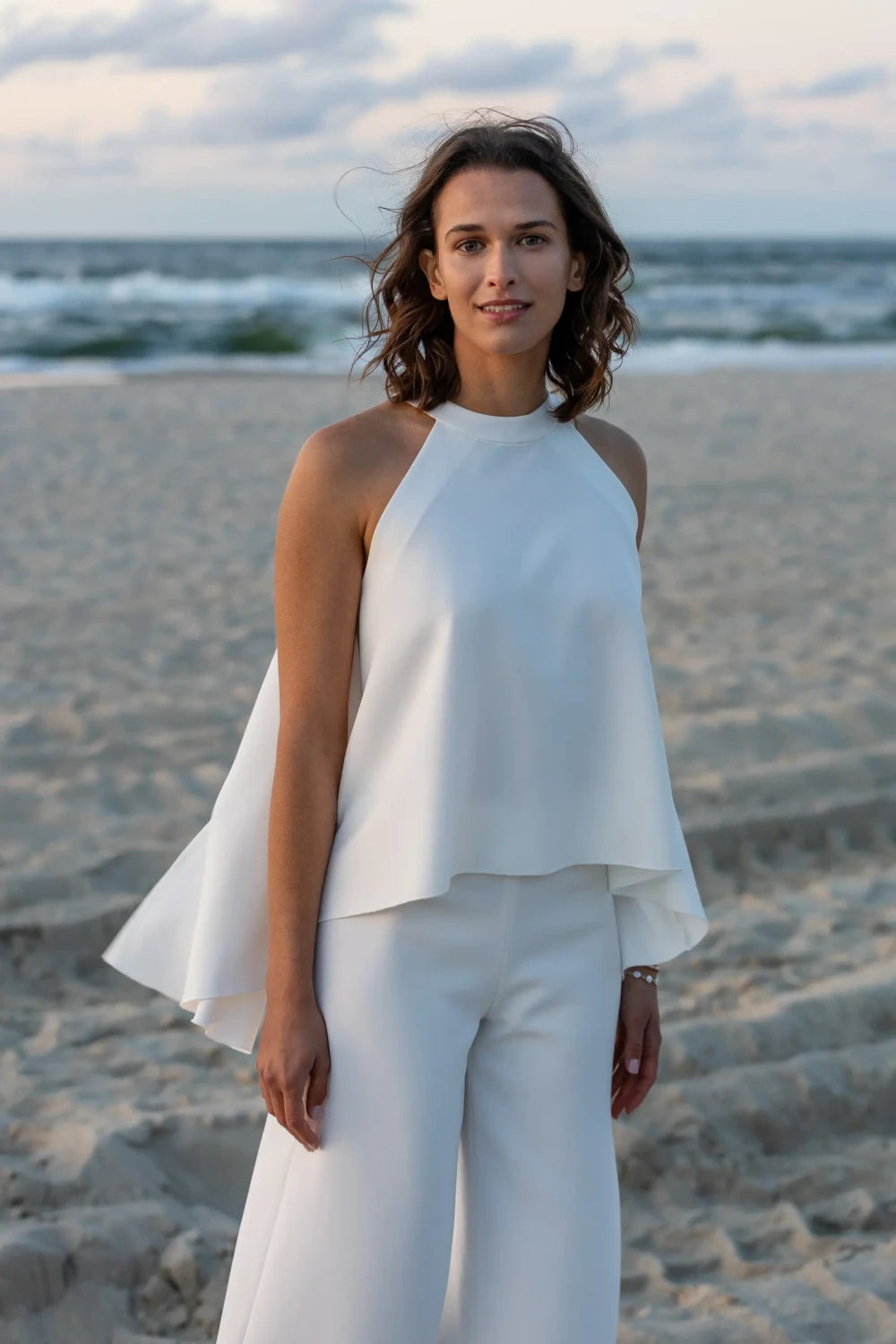 Boléro de mariée Edith B90 crêpe cape attachée au cou Novias vue 6
