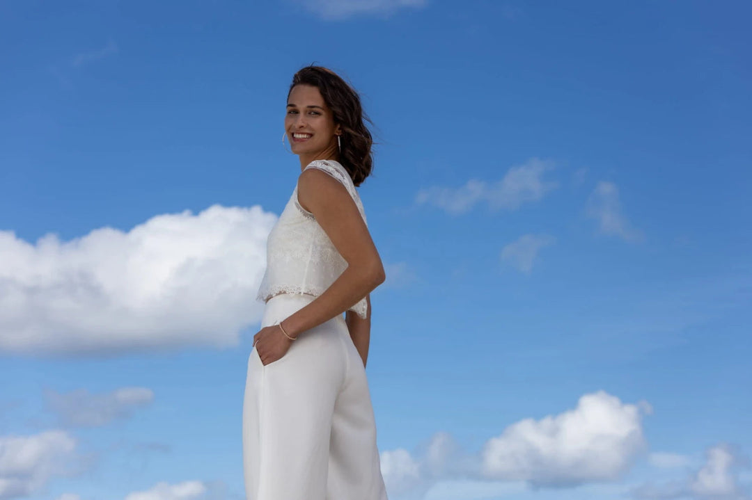 Boléro de mariée Emanuelle BK117 dentelle bohème dos boutonné Novias vue 5