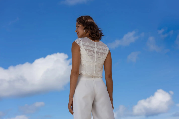 Boléro de mariée Emanuelle BK117 dentelle bohème dos boutonné Novias vue 6