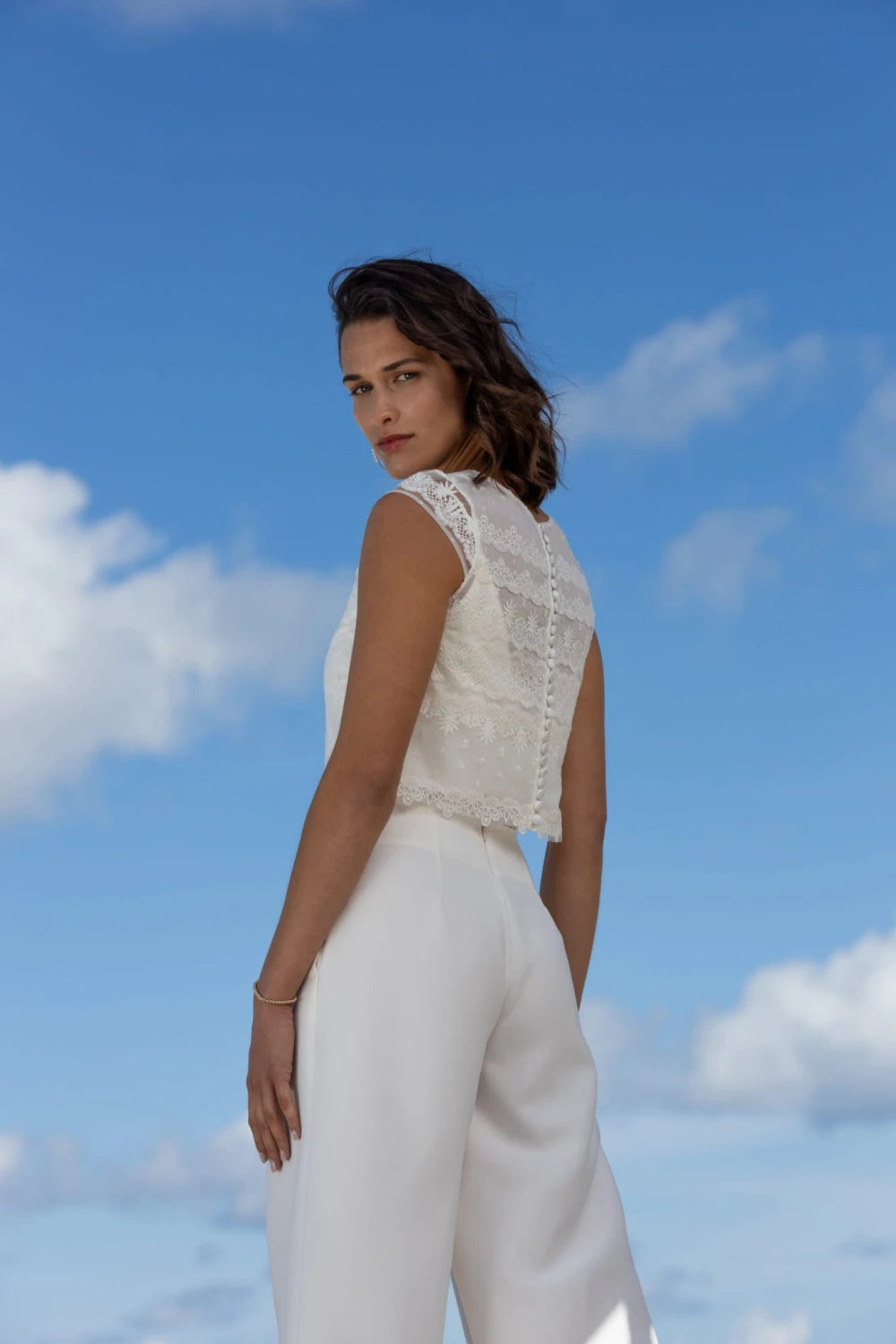 Boléro de mariée Emanuelle BK117 dentelle bohème dos boutonné Novias vue 7