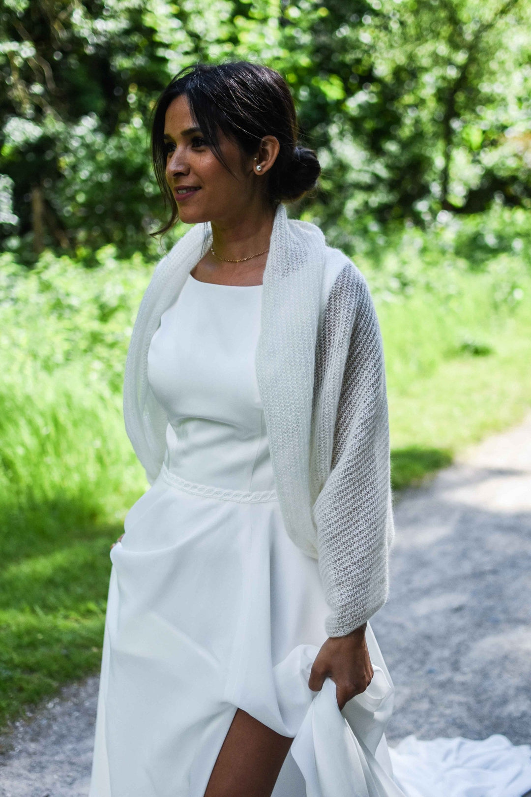 Boléro de mariée Flocon en mohair et soie Nodi Atelier porté sur une robe de mariée