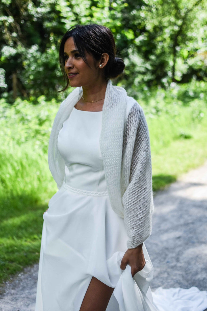Boléro de mariée Flocon en mohair et soie Nodi Atelier porté sur une robe de mariée