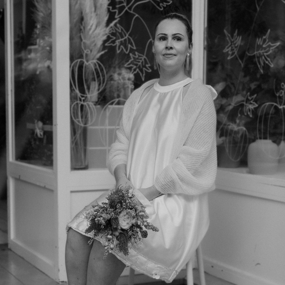 Boléro de mariée Flocon, porté sur une robe de mariée en extérieur