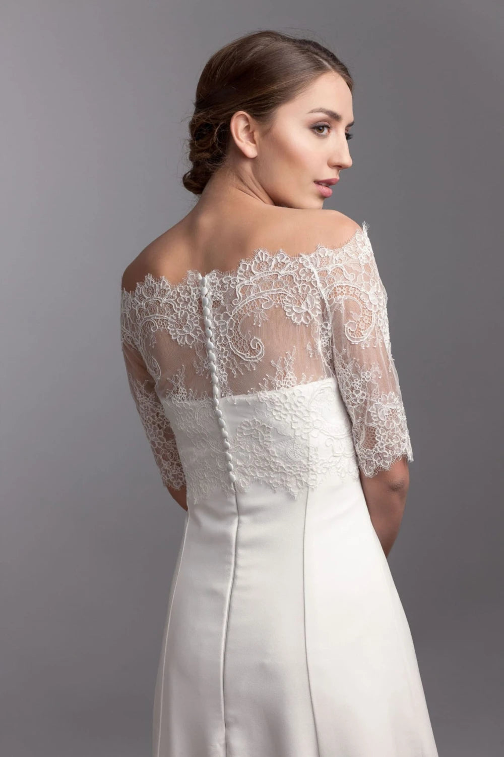 Boléro de mariée Grace BK8 dentelle de Chantilly encolure bateau Novias vue 2