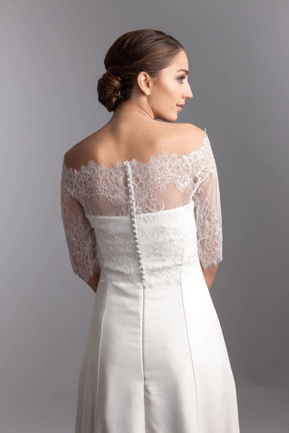 Boléro de mariée Grace C BK8C dentelle pailletée encolure bateau Novias vue 2