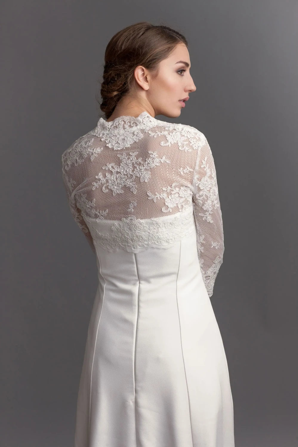 Boléro de mariée Greta BK5 dentelle de Chantilly manches 3/4 Novias vue 2