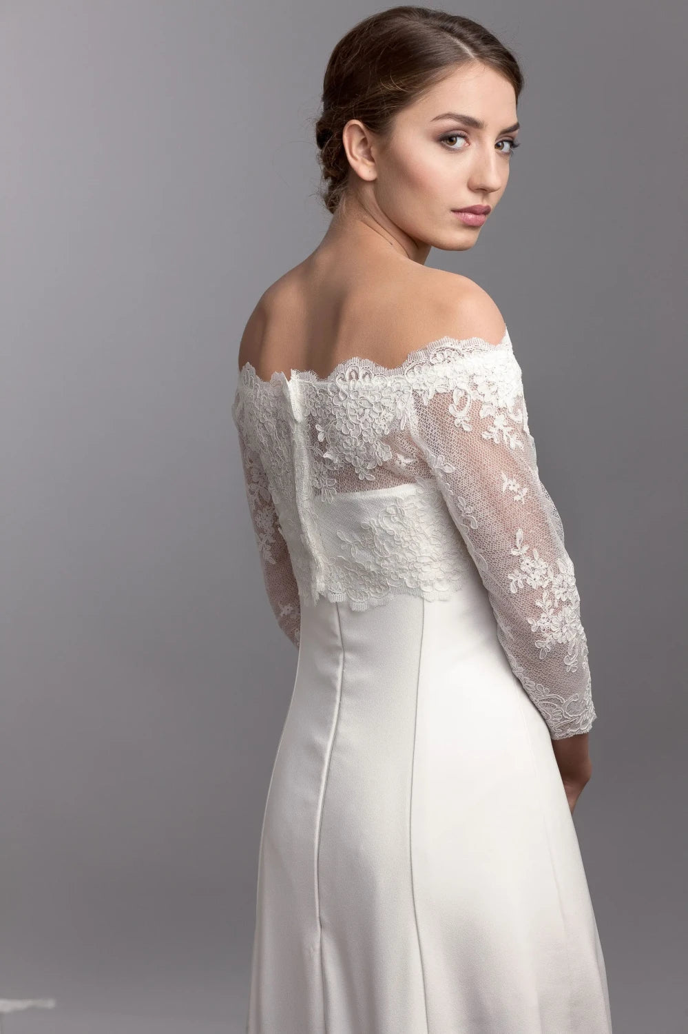 Boléro de mariée Guapa BK4 dentelle de Chantilly encolure bateau Novias