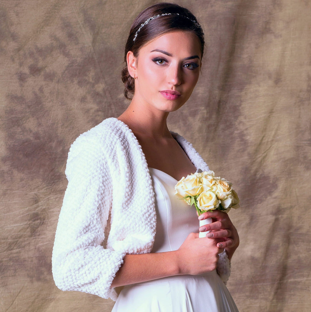 Boléro de mariée en fausse fourrure ivoire Félicie F12 porté sur une robe de mariée