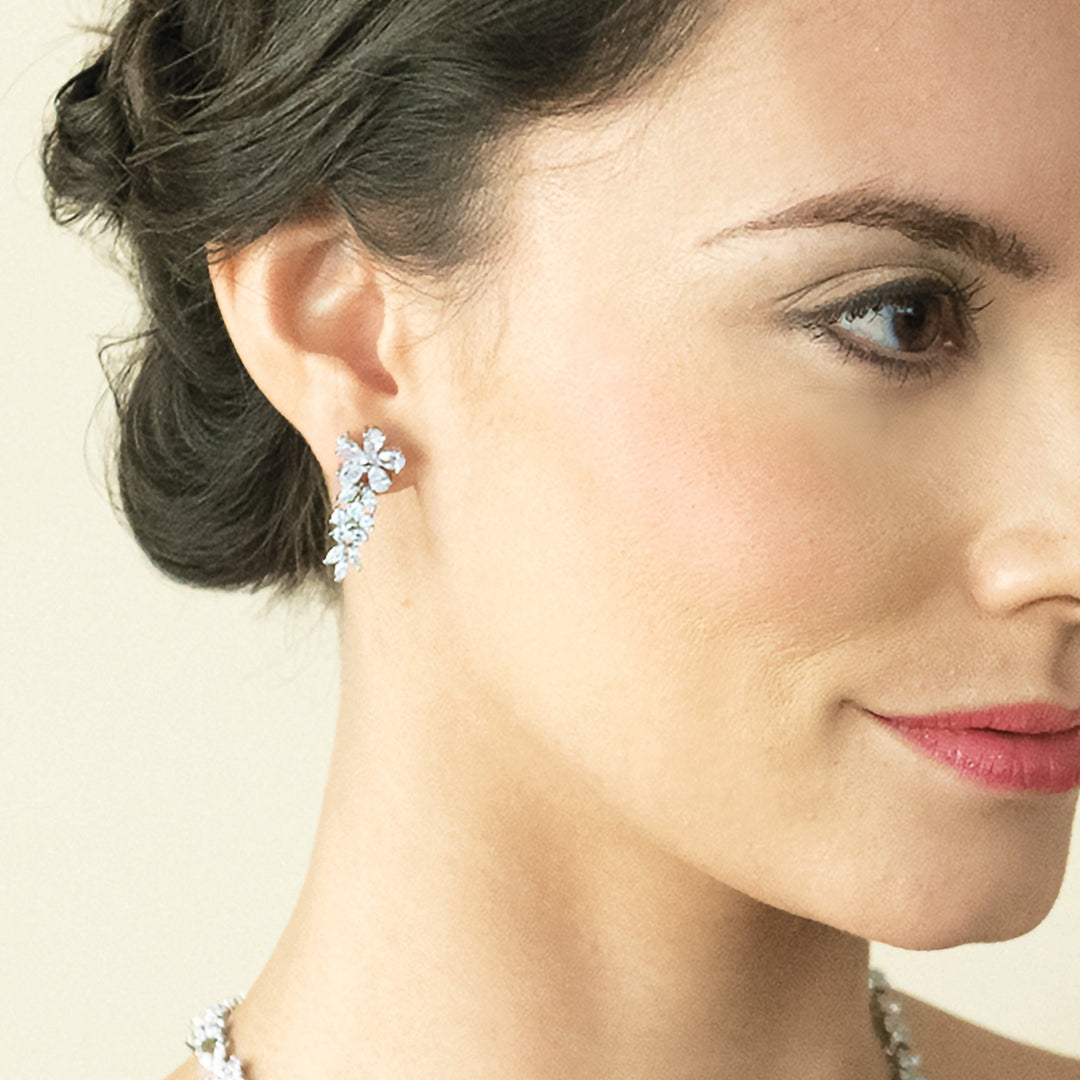 Détail des fleurs de zircons des boucles Cherish