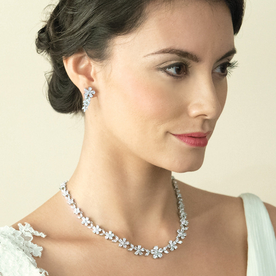 Boucles Cherish portées à l'oreille