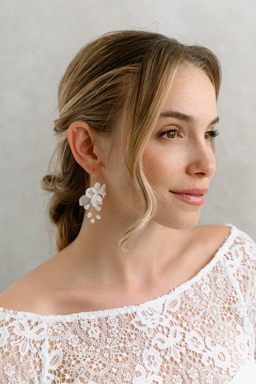 Boucles d'oreilles de mariée ER1001 – perles d'eau douce pendantes, dorées G.Westerleigh, photo portée 1