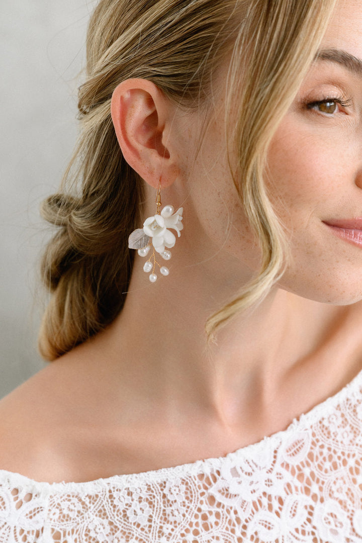 Boucles d'oreilles de mariée ER1001 – perles d'eau douce pendantes, dorées G.Westerleigh, photo portée 2