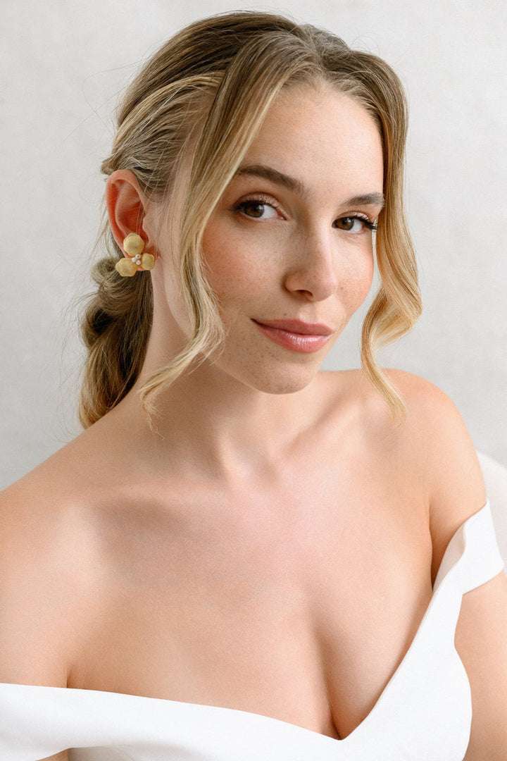 Boucles d'oreilles de mariée ER1006 – fleurs dorées et perle G.Westerleigh, photo portée 1