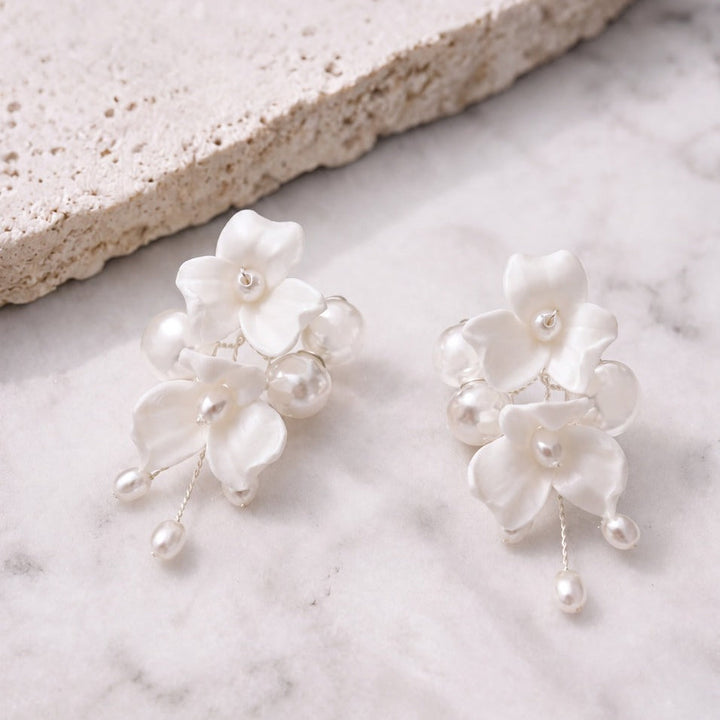 Boucles d'oreilles de mariée ER1011 – fleurs blanches et perles, argent G.Westerleigh
