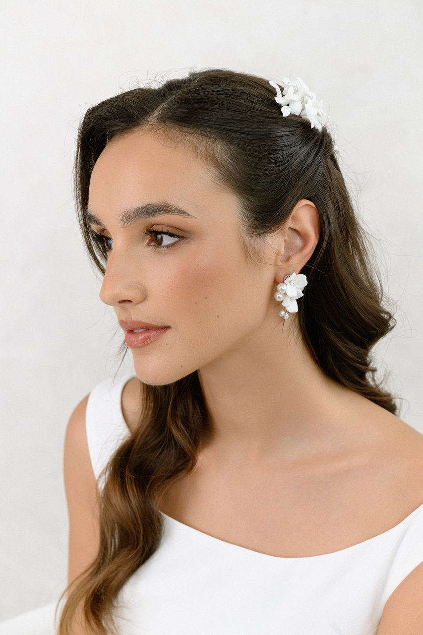 Boucles d'oreilles de mariée ER1011 – fleurs blanches et perles, argent G.Westerleigh, photo portée 1