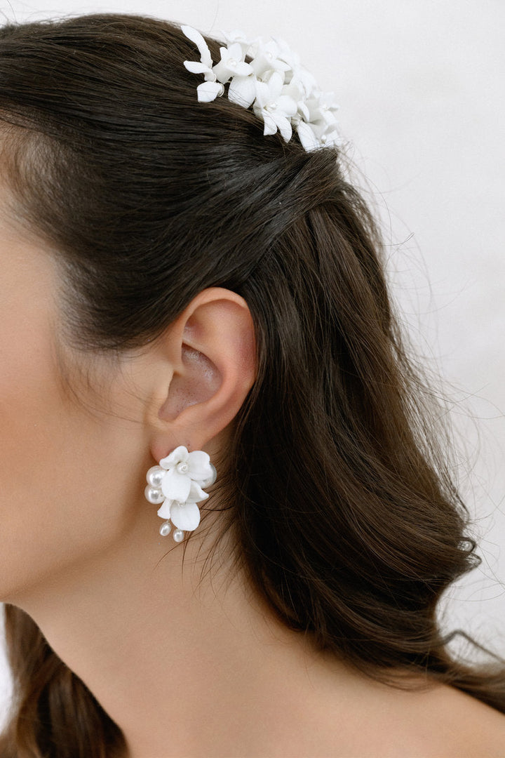 Boucles d'oreilles de mariée ER1011 – fleurs blanches et perles, argent G.Westerleigh, photo portée 2
