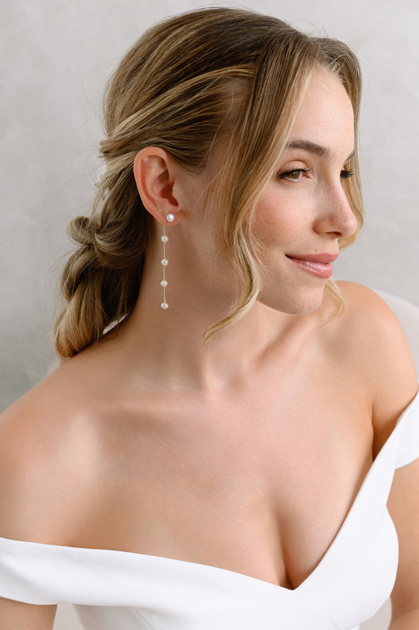 Boucles d'oreilles de mariée ER1030 – longues perles d'eau douce, dorées G.Westerleigh, photo portée 2