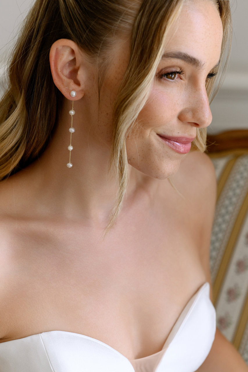 Boucles d'oreilles de mariée ER1030 – longues perles d'eau douce, dorées G.Westerleigh, photo portée 3