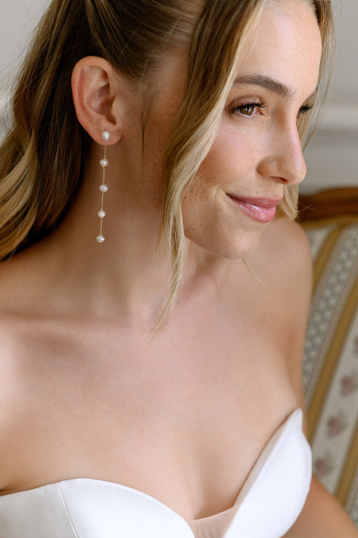 Boucles d'oreilles de mariée ER1030 – longues perles d'eau douce, dorées G.Westerleigh, photo portée 3