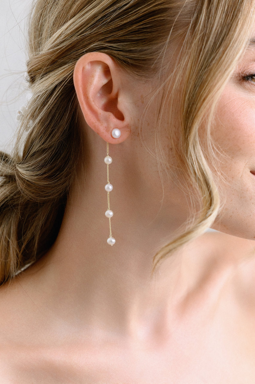 Boucles d'oreilles de mariée ER1030 – longues perles d'eau douce, dorées G.Westerleigh, photo portée 4