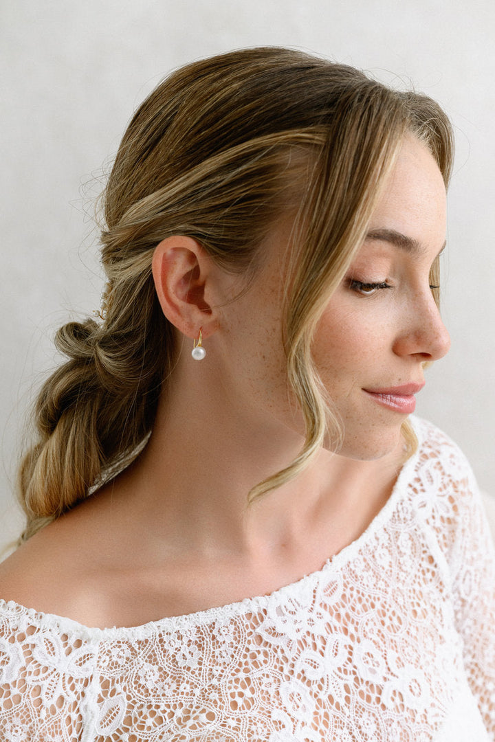 Boucles d'oreilles de mariée ER1040 – perle d'eau douce simple, dorées G.Westerleigh, photo portée 1