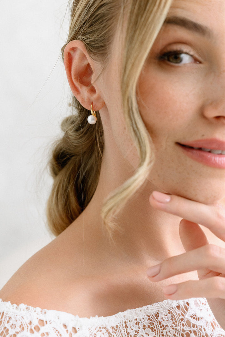Boucles d'oreilles de mariée ER1040 – perle d'eau douce simple, dorées G.Westerleigh, photo portée 2