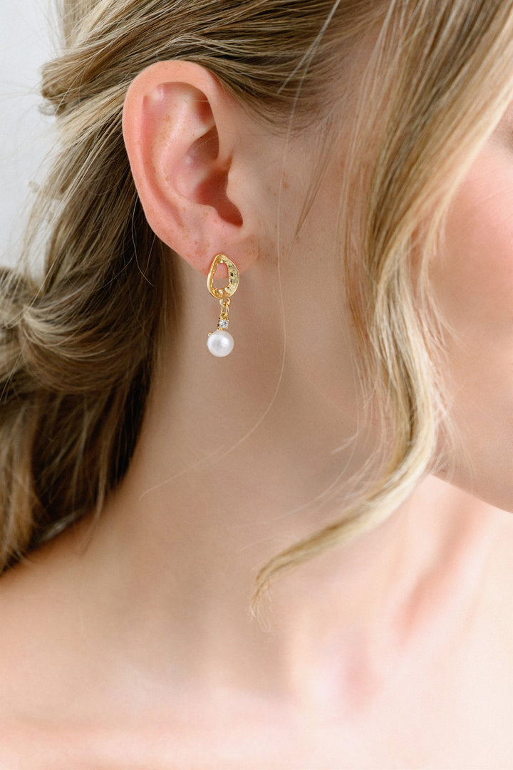 Boucles d'oreilles de mariée ER1041 – zircons et perle d'eau douce, dorées G.Westerleigh, photo portée 2