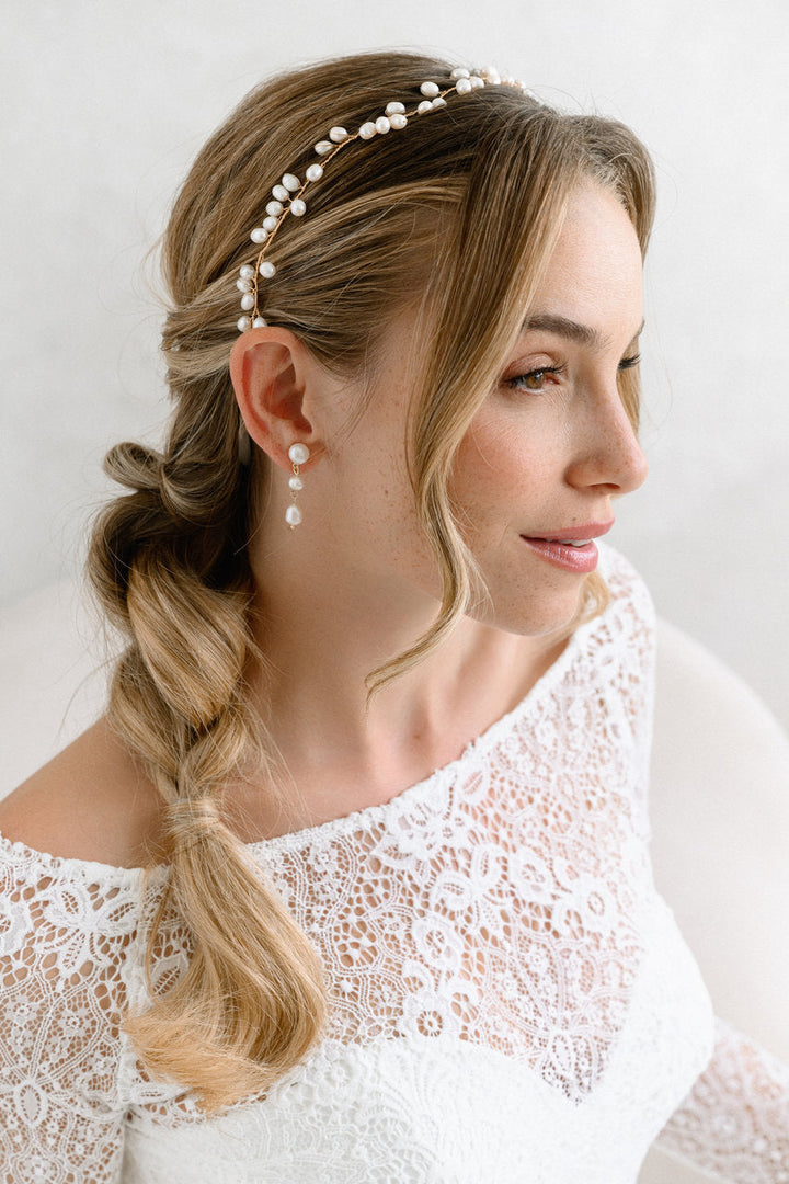 Boucles d'oreilles de mariée ER1043 – perles d'eau douce suspendues, dorées G.Westerleigh, photo portée 1