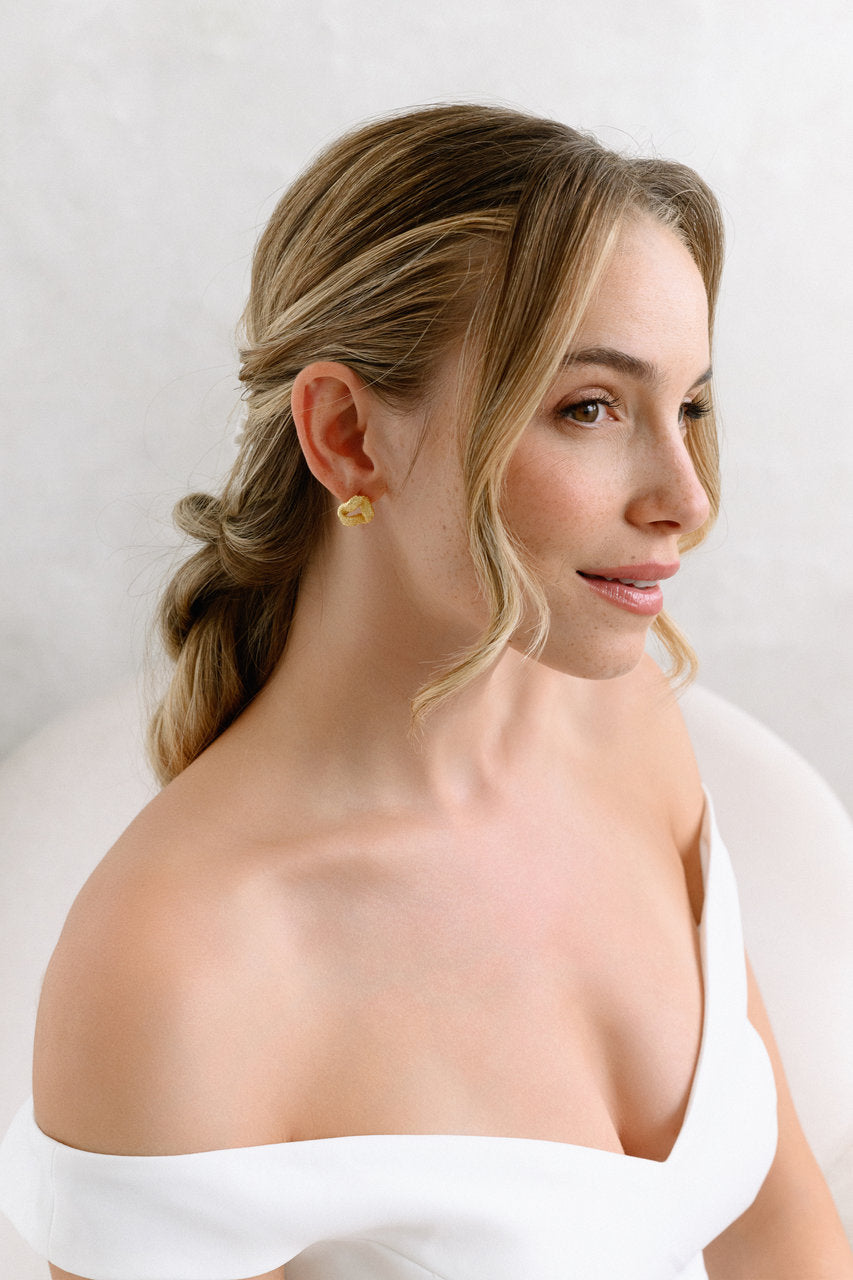 Boucles d'oreilles de mariée ER1110 – géométriques texturées, dorées G.Westerleigh, photo portée 1