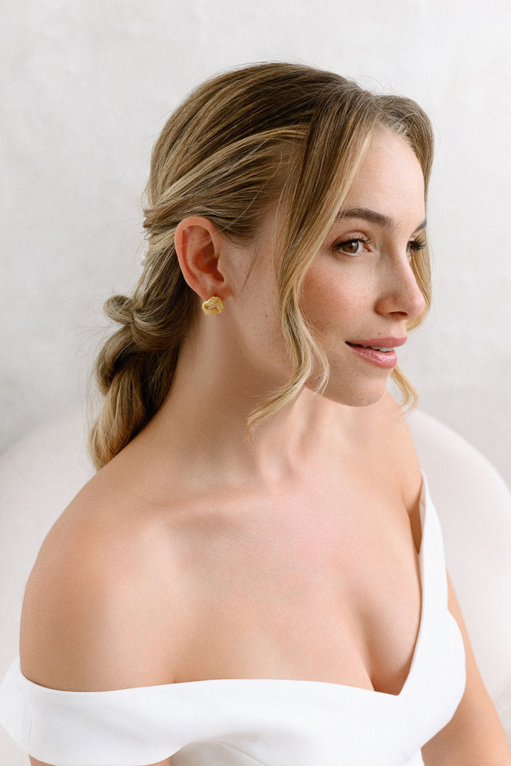 Boucles d'oreilles de mariée ER1110 – géométriques texturées, dorées G.Westerleigh, photo portée 1