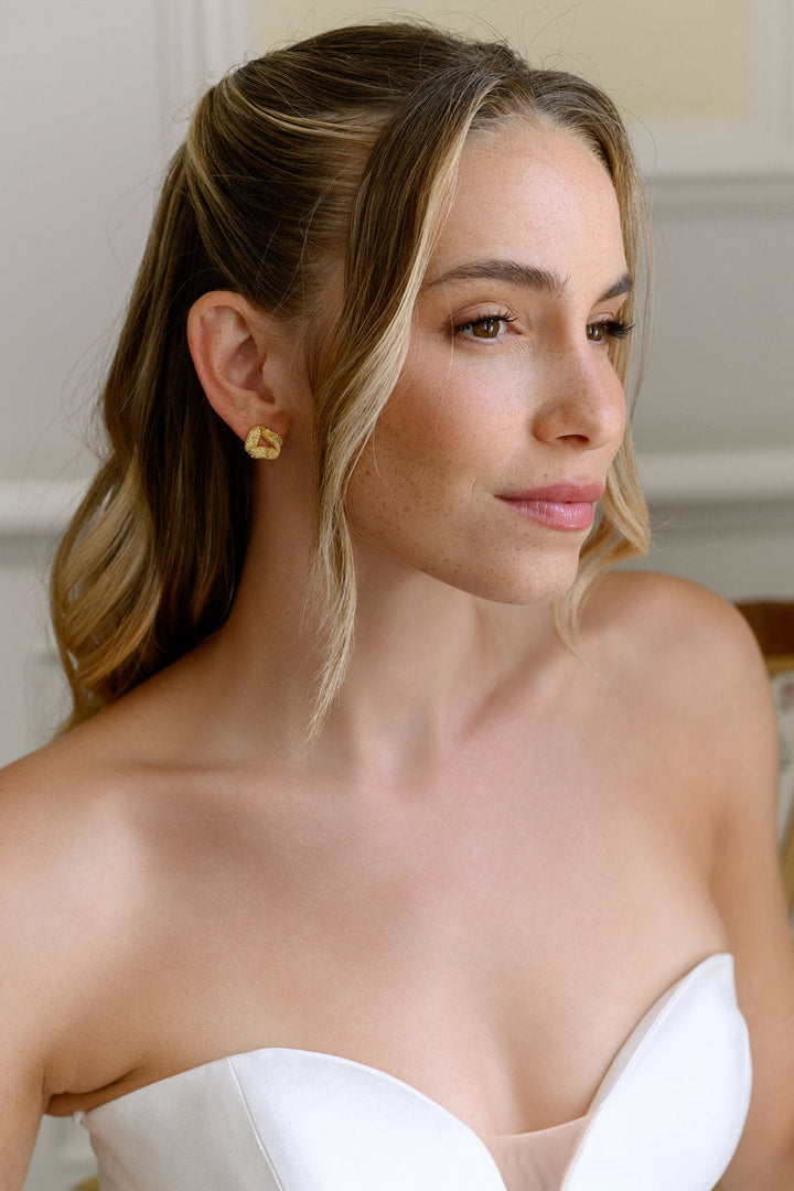 Boucles d'oreilles de mariée ER1110 – géométriques texturées, dorées G.Westerleigh, photo portée 2