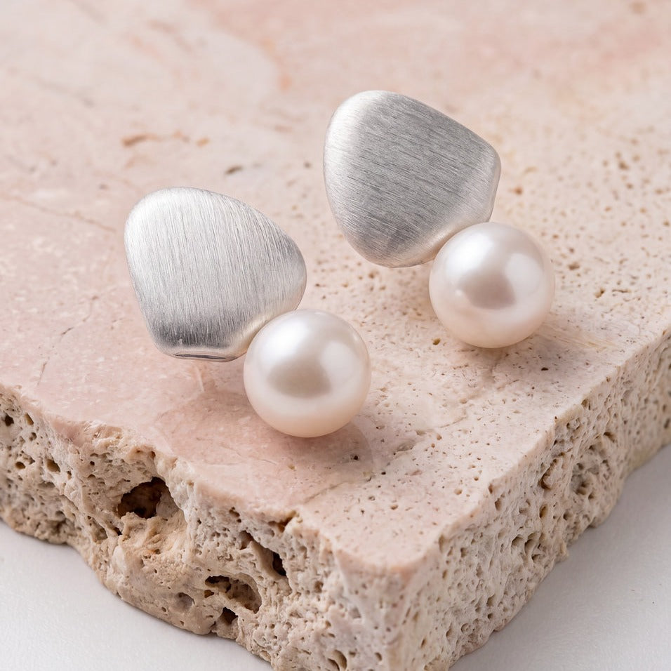 Boucles d'oreilles de mariée ER118 – perle et métal brossé, or blanc G.Westerleigh