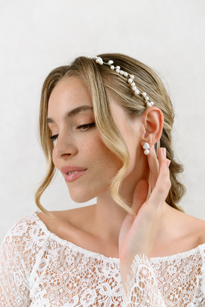 Boucles d'oreilles de mariée ER118 – perle et métal brossé, or blanc G.Westerleigh, photo portée 1