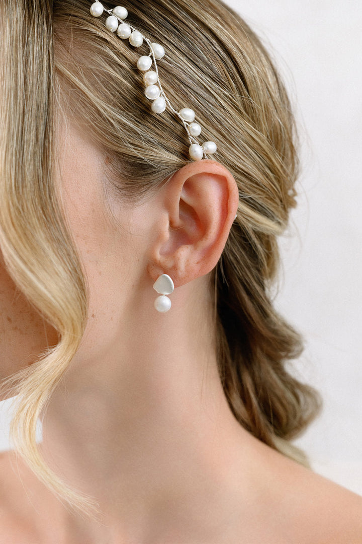 Boucles d'oreilles de mariée ER118 – perle et métal brossé, or blanc G.Westerleigh, photo portée 2