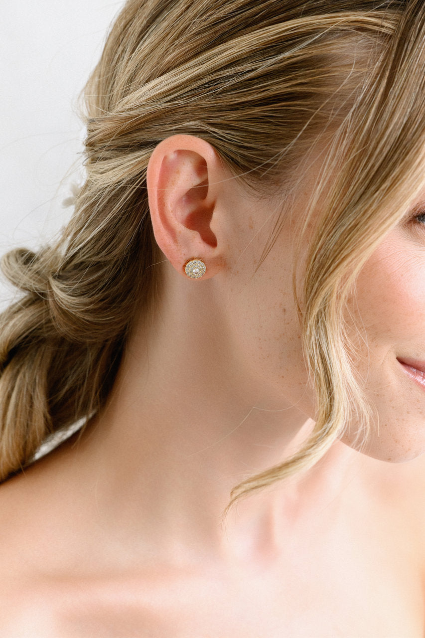 Boucles d'oreilles de mariée ER1756 – puces zircons rondes, dorées G.Westerleigh, photo portée 2