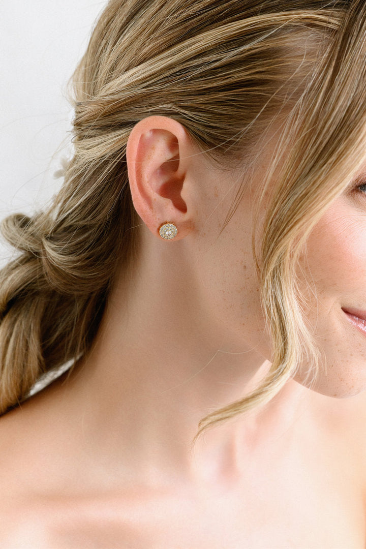 Boucles d'oreilles de mariée ER1756 – puces zircons rondes, dorées G.Westerleigh, photo portée 2