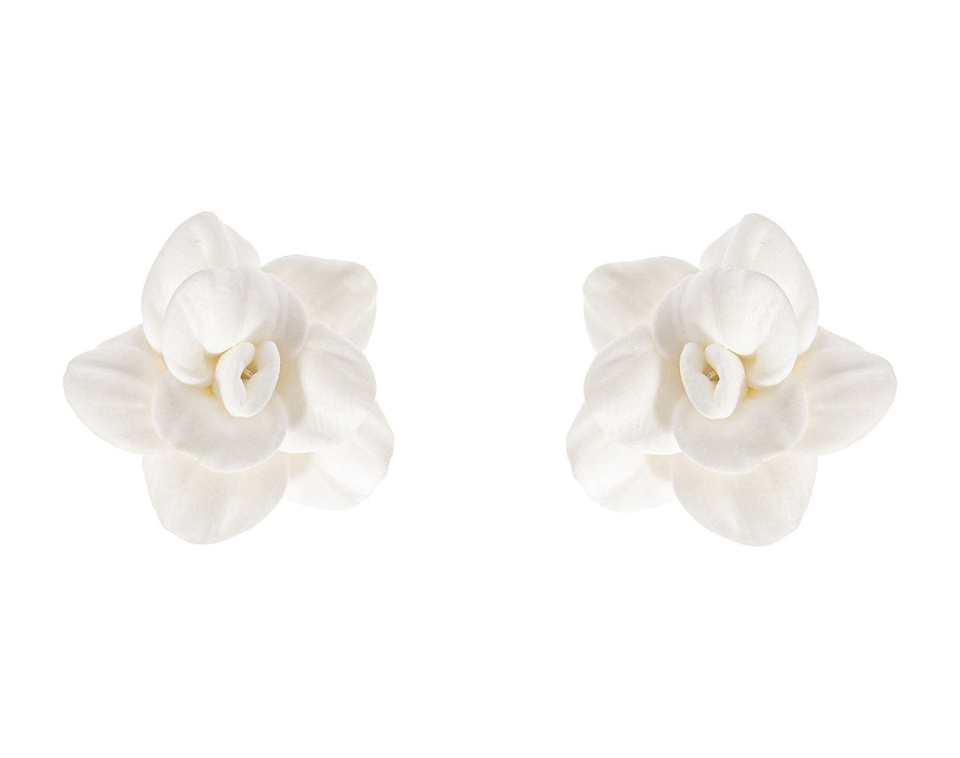 Boucles d'oreilles de mariée ER251020 – fleurs blanches sculptées, argent G.Westerleigh
