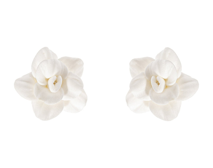 Boucles d'oreilles de mariée ER251020 – fleurs blanches sculptées, argent G.Westerleigh
