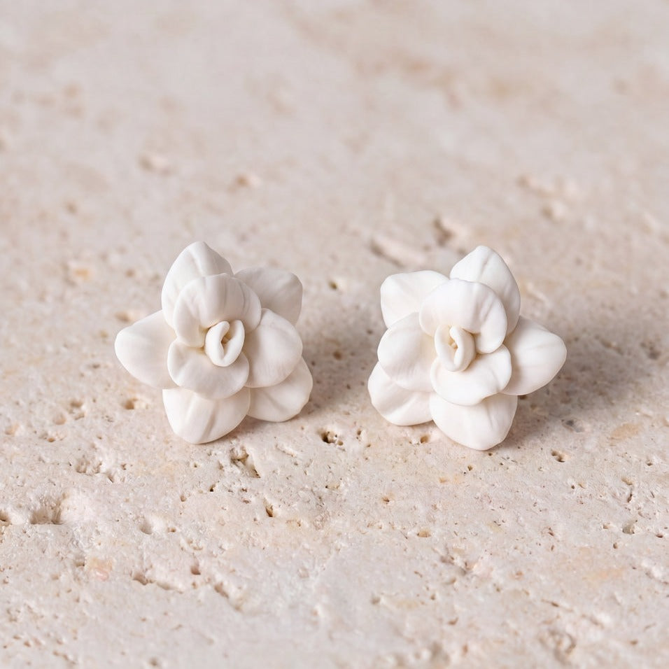 Boucles d'oreilles de mariée ER251020 – fleurs blanches sculptées, argent G.Westerleigh