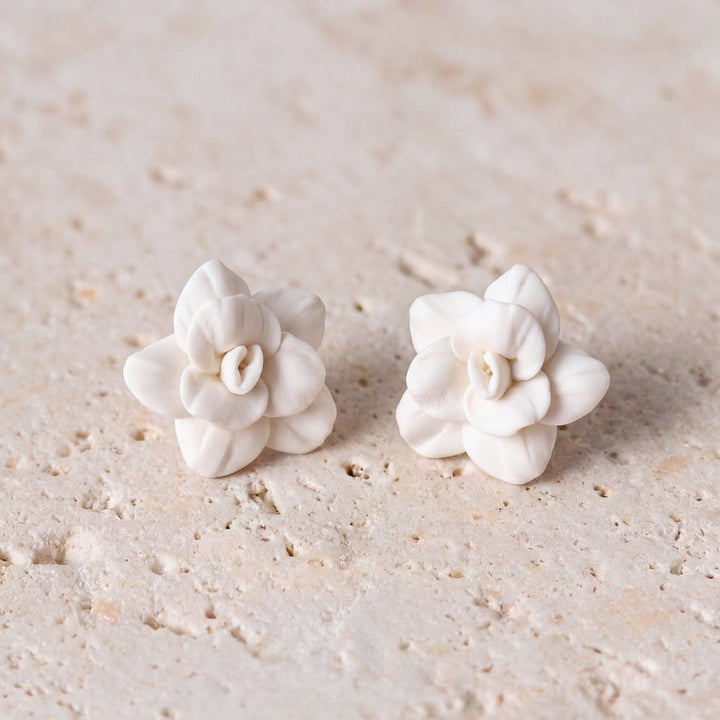 Boucles d'oreilles de mariée ER251020 – fleurs blanches sculptées, argent G.Westerleigh