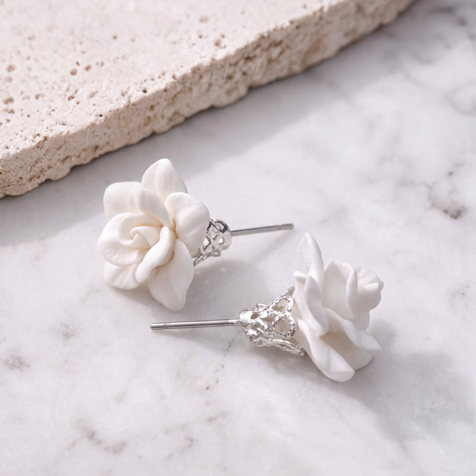 Boucles d'oreilles de mariée ER251020 – fleurs blanches sculptées, argent G.Westerleigh