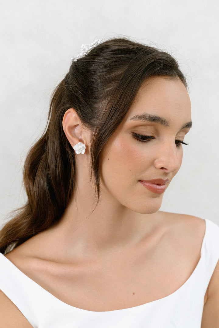 Boucles d'oreilles de mariée ER251020 – fleurs blanches sculptées, argent G.Westerleigh, photo portée 1