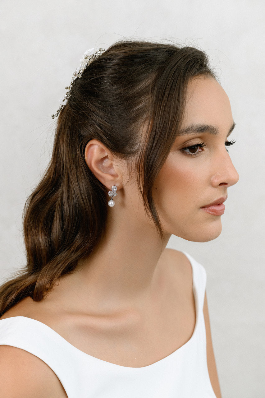 Boucles d'oreilles de mariée ER305 – papillon zircons et perle, argent G.Westerleigh, photo portée 1