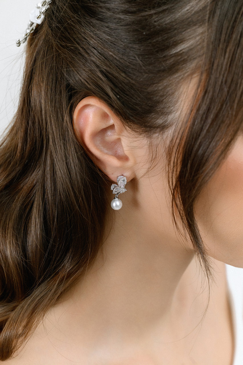 Boucles d'oreilles de mariée ER305 – papillon zircons et perle, argent G.Westerleigh, photo portée 2
