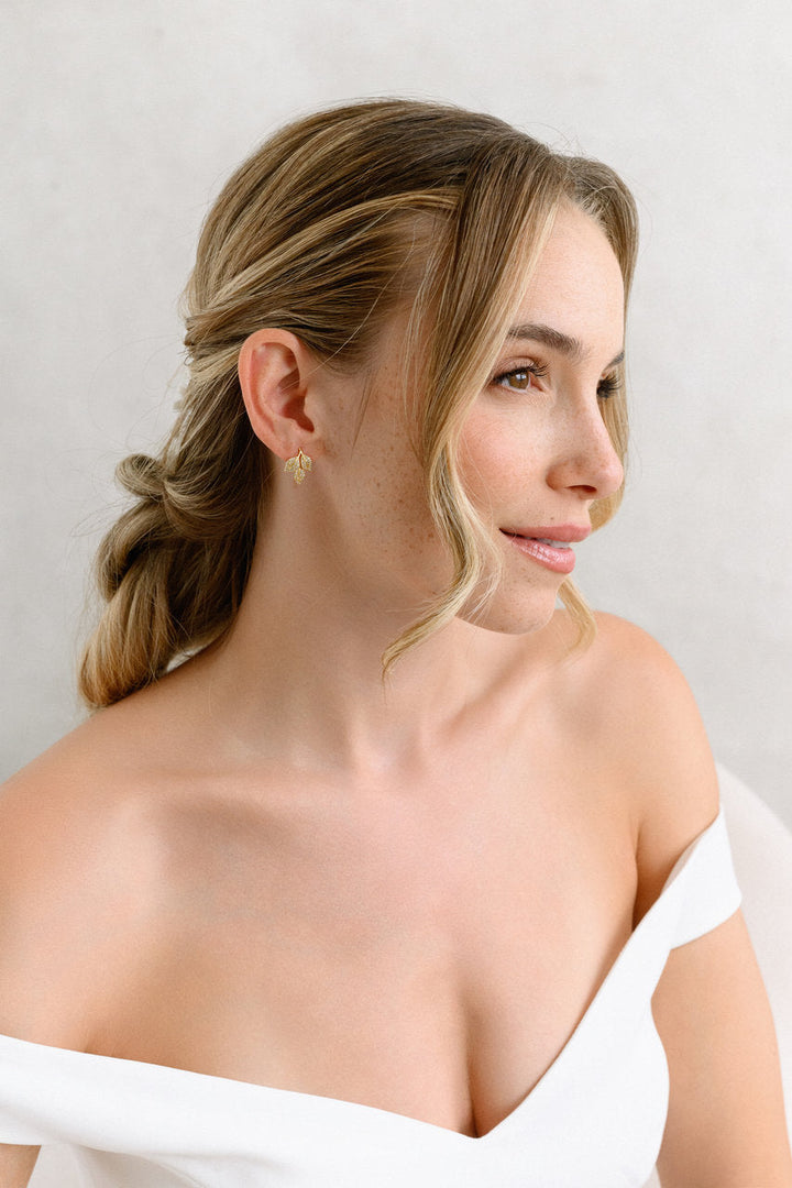 Boucles d'oreilles de mariée ER360 – feuilles et zircons, dorées G.Westerleigh, photo portée 1